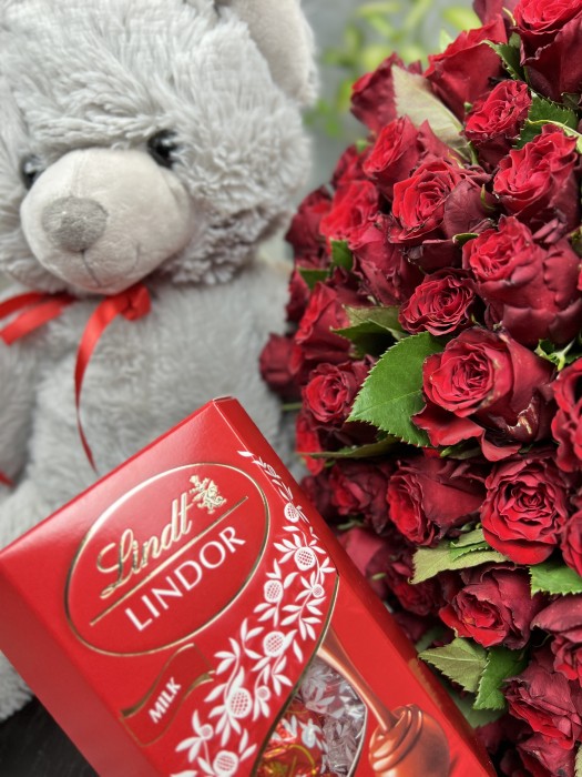 Růže Red Torch 50cm + Medvídek 30cm + Lindt