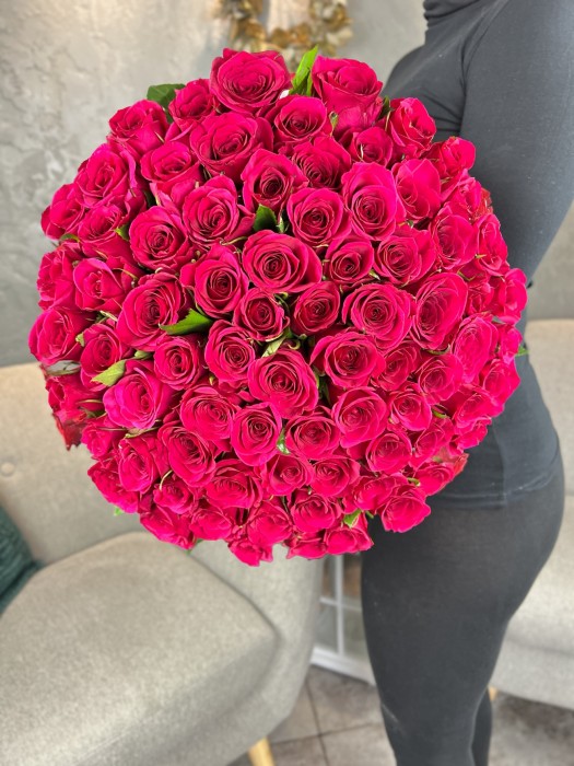 Kytice 100 malinových růží Fuchsiana 60 cm